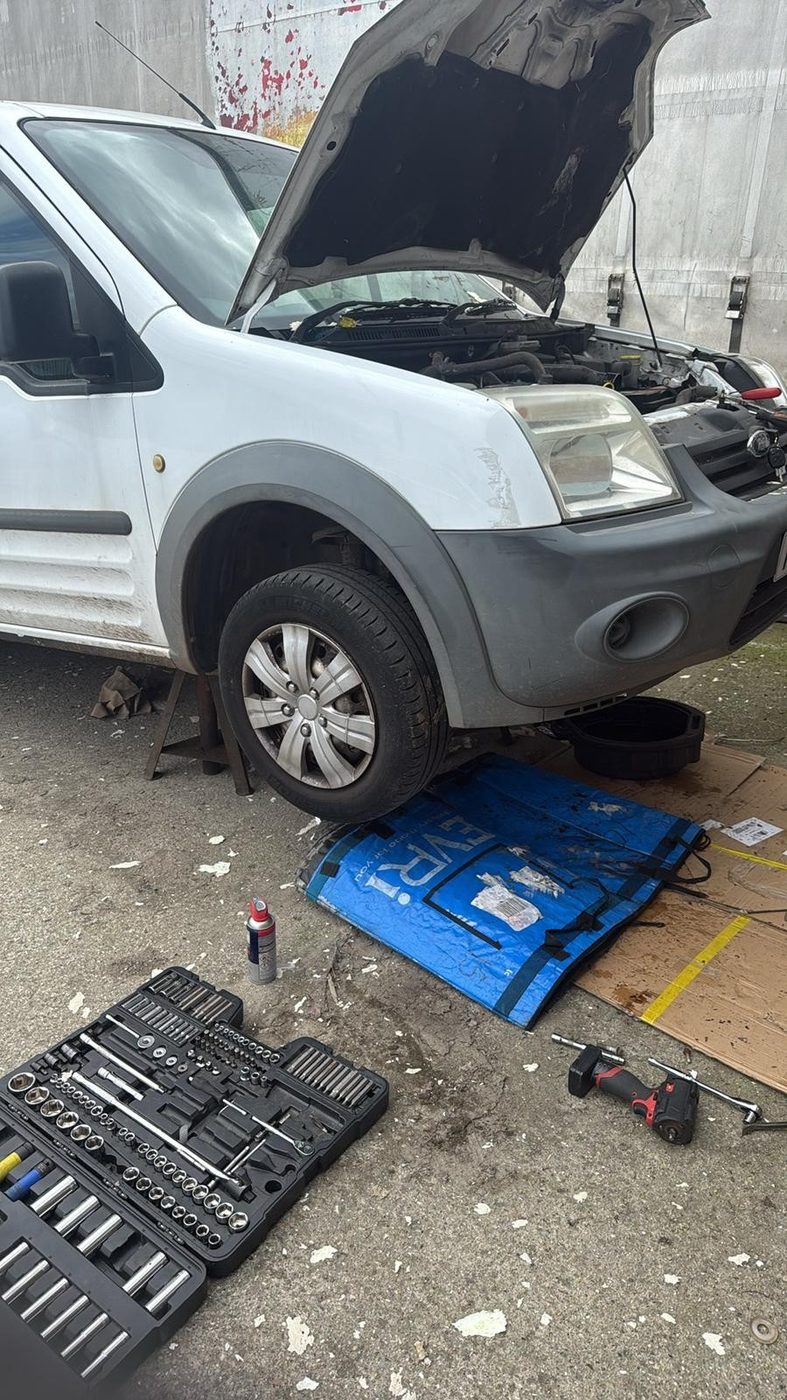 Lucrări zilnice de întreținere — schimbare roată și reparații cu trusa de scule